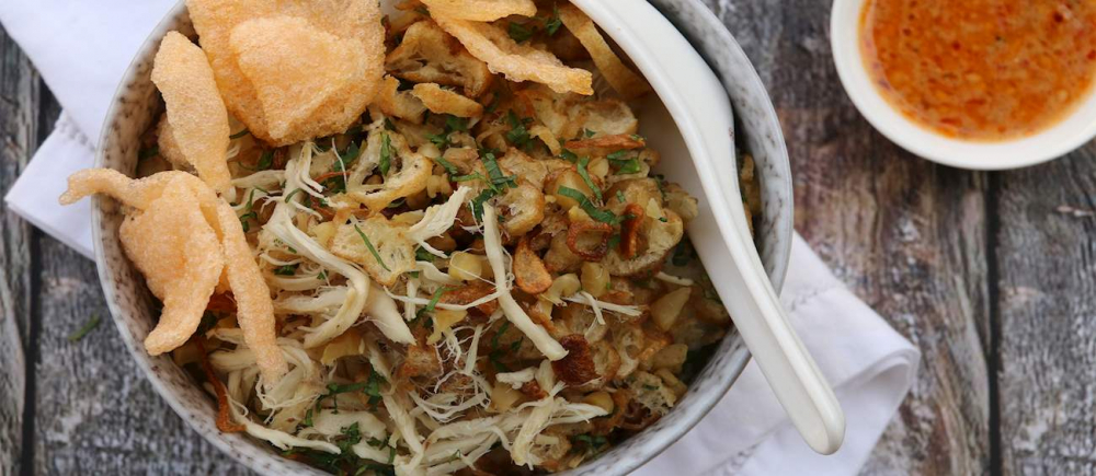 Bubur ayam l&agrave; một m&oacute;n ch&aacute;o g&agrave; phổ biến ở Indonesia, thường được d&ugrave;ng cho bữa s&aacute;ng. Ch&aacute;o c&oacute; kết cấu mịn, được nấu từ gạo với nước d&ugrave;ng g&agrave; để tạo hương vị đậm đ&agrave;. Khi ăn, bubur ayam được phủ l&ecirc;n tr&ecirc;n với thịt g&agrave; x&eacute;, h&agrave;nh phi, đậu phộng, quẩy gi&ograve;n v&agrave; trứng luộc, đ&ocirc;i khi c&oacute; th&ecirc;m nước tương v&agrave; sambal cay. Hương vị b&eacute;o, thơm, kết hợp giữa vị mặn v&agrave; ch&uacute;t ngọt nhẹ tạo n&ecirc;n sự hấp dẫn.
