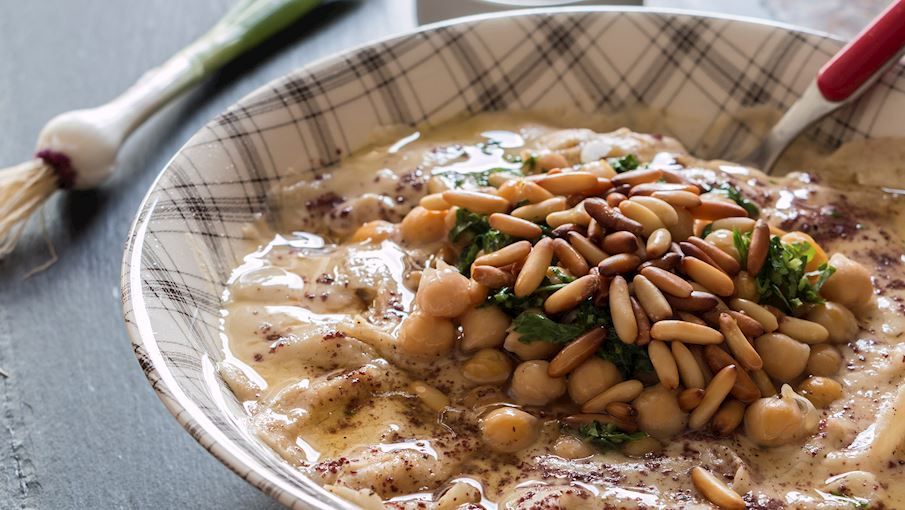 M&oacute;n fatteh l&agrave; một lựa chọn quen thuộc cho bữa s&aacute;ng ở nhiều nước Trung Đ&ocirc;ng như Lebanon, Syria v&agrave; Jordan. Th&agrave;nh phần ch&iacute;nh gồm b&aacute;nh pita chi&ecirc;n gi&ograve;n, kết hợp với sữa chua, đậu g&agrave;, tỏi, chanh v&agrave; đ&ocirc;i khi c&oacute; th&ecirc;m thịt băm hoặc hạt th&ocirc;ng rang. Sự kết hợp giữa vị b&eacute;o, chua nhẹ v&agrave; độ gi&ograve;n tạo n&ecirc;n hương vị hấp dẫn. Fatteh thường xuất hiện trong c&aacute;c bữa s&aacute;ng hoặc bữa ăn nhẹ, đặc biệt v&agrave;o những dịp quan trọng. M&oacute;n ăn n&agrave;y kh&ocirc;ng chỉ ngon miệng m&agrave; c&ograve;n bổ dưỡng v&agrave; dễ ti&ecirc;u h&oacute;a.