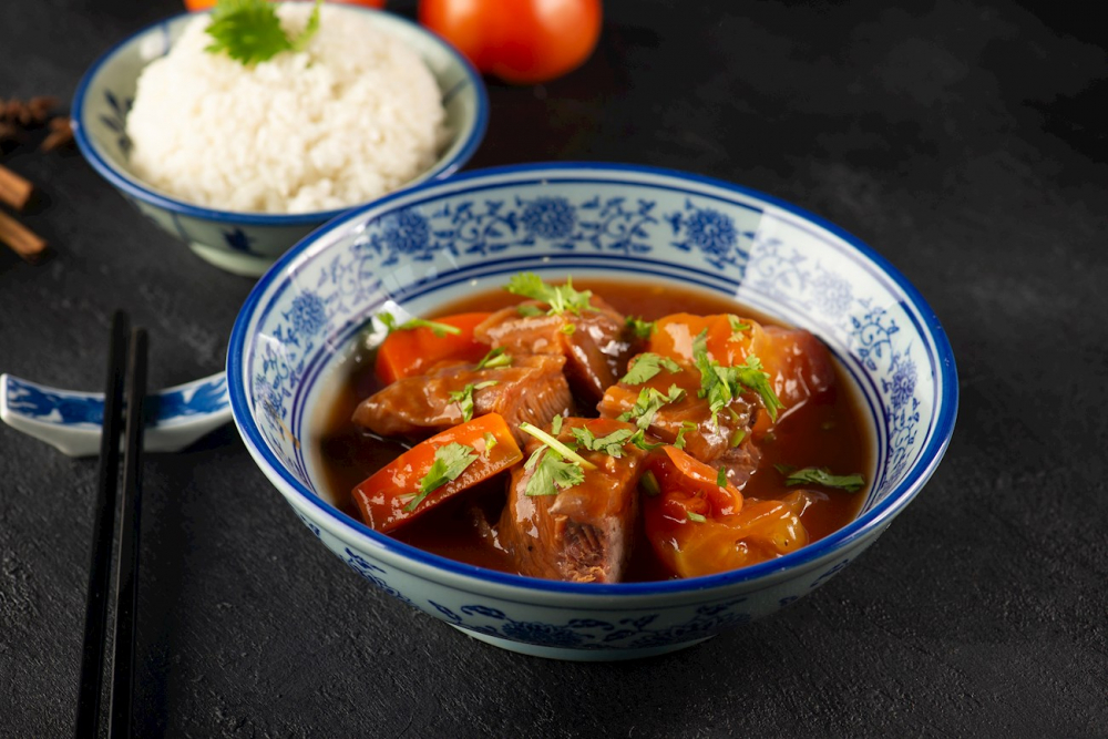 B&ograve; kho l&agrave; một m&oacute;n ăn s&aacute;ng quen thuộc trong ẩm thực Việt Nam, đặc biệt được ưa chuộng ở miền Nam. M&oacute;n n&agrave;y gồm thịt b&ograve; hầm mềm với c&agrave; rốt, sả, gừng v&agrave; ngũ vị hương, tạo n&ecirc;n hương thơm đậm đ&agrave;. Nước d&ugrave;ng s&aacute;nh nhẹ, c&oacute; vị cay nhẹ, ngọt thanh v&agrave; b&eacute;o từ thịt b&ograve;. B&ograve; kho thường được ăn k&egrave;m với b&aacute;nh m&igrave;, hủ tiếu hoặc m&igrave;, th&ecirc;m ch&uacute;t rau thơm v&agrave; chanh để c&acirc;n bằng hương vị. Đ&acirc;y l&agrave; m&oacute;n ăn gi&agrave;u dinh dưỡng, th&iacute;ch hợp cho bữa s&aacute;ng hoặc bữa ăn ch&iacute;nh trong ng&agrave;y.