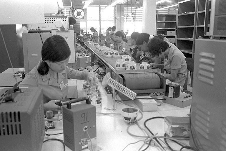 Đời sống c&aacute;c nữ c&ocirc;ng nh&acirc;n tại Singapore thập ni&ecirc;n 1960, 1970 ẩn chứa nhiều kh&oacute; khăn, &aacute;p lực. Ảnh chụp tại nh&agrave; m&aacute;y General Electric, năm 1971. - Ảnh: StraitsTimes