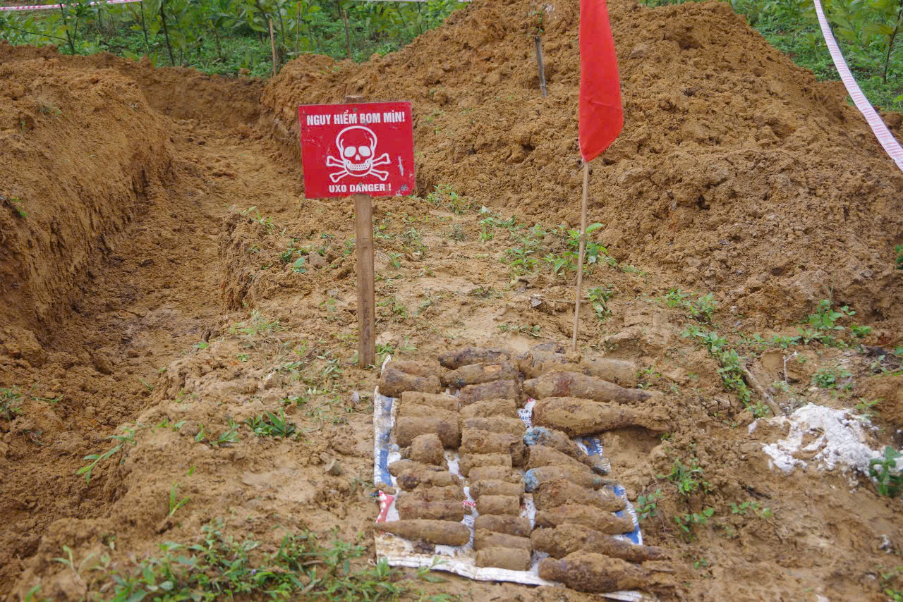 Lực lượng c&ocirc;ng binh lập biển b&aacute;o nguy hiểm