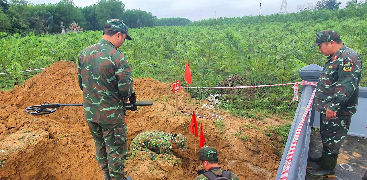 Lực lượng c&ocirc;ng binh khoanh v&ugrave;ng khu vực hầm đạn tại vị tr&iacute; của một hộ d&acirc;n đang triển khai x&acirc;y dựng lăng mộ người th&acirc;n