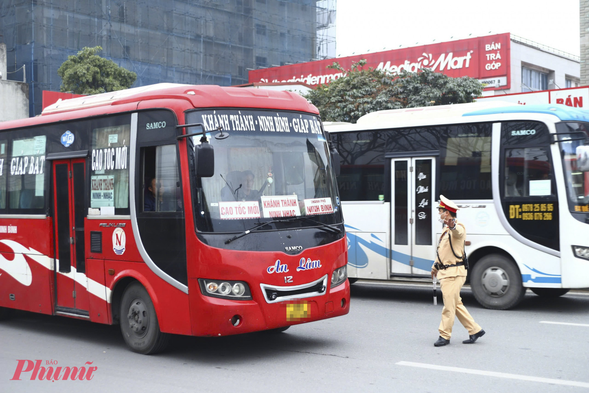 CSGT dừng kiểm tra xe kh&aacute;ch vi phạm lỗi đ&oacute;n trả kh&aacute;ch sai quy định.