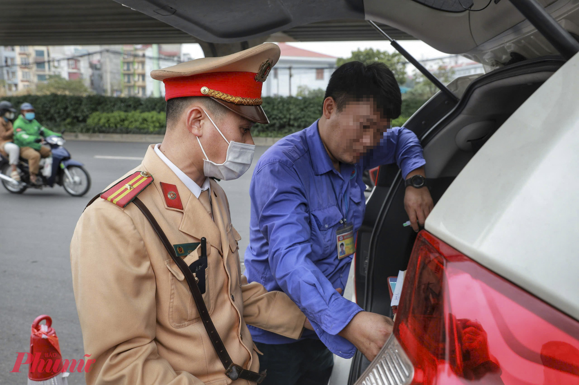 CSGT lập bi&ecirc;n bản, xử l&yacute; nghi&ecirc;m c&aacute;c trường hợp vi phạm.