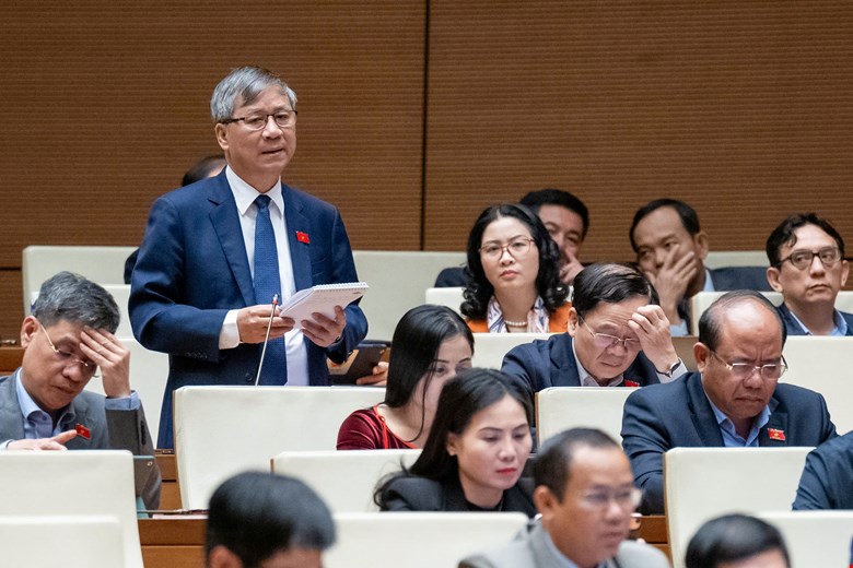 ĐBQH Nguyễn Anh Tr&iacute; ph&aacute;t biểu tại phi&ecirc;n thảo luận tổ chiều 15/2