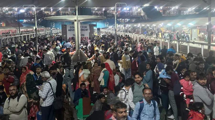 Chật k&iacute;n người đổ về ga xe lửa ở New Dehli để di chuyển đến lễ hội Kumbh Mela - Ảnh: NDTV