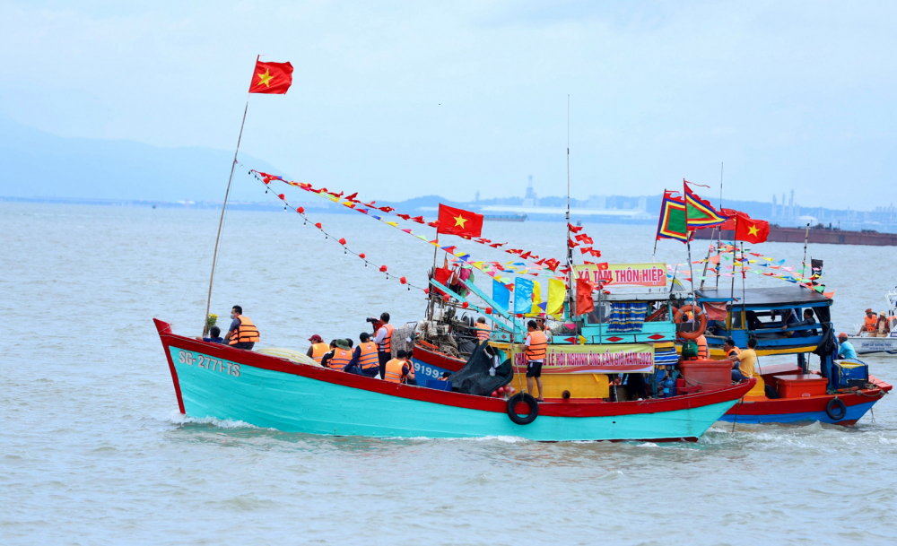 Đo&agrave;n thuyền ra khơi trong lễ hội Nghinh &Ocirc;ng ở huyện Cần Giờ - Ảnh: T.N.