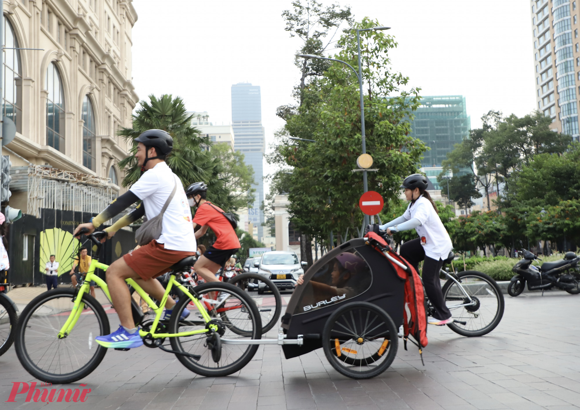 Anh Nguyễn Ho&agrave;ng Anh chạy xe chở theo con g&aacute;i 