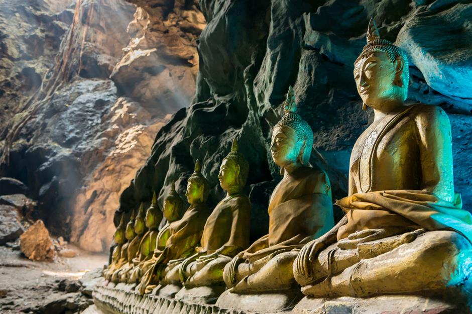 Hang Tham Khao Luang, Th&aacute;i Lan AfriramPOE/Shutterstock Ng&ocirc;i đền hang động tr&ecirc;n n&uacute;i rộng lớn v&agrave; y&ecirc;n b&igrave;nh n&agrave;y chứa đầy tượng Phật nằm ở tỉnh Phetchaburi, miền trung Th&aacute;i Lan. Ng&ocirc;i đền n&agrave;y chỉ mới khoảng 100 năm tuổi v&agrave; được x&acirc;y dựng dưới thời vua Chulalongkorn.  Khi mặt trời chiếu s&aacute;ng, &aacute;nh s&aacute;ng chiếu v&agrave;o đ&aacute; v&agrave; tạo n&ecirc;n cảnh tượng đầy m&agrave;u sắc. Chỉ cần cẩn thận với những ch&uacute; khỉ kh&oacute; chịu tr&ecirc;n con đường dốc ở đ&oacute;.