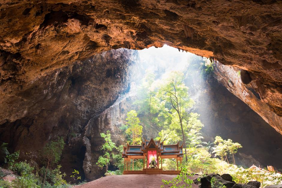 Hang động Phraya Nakhon, Th&aacute;i Lan Kidsada Manchinda/Shutterstock Hang động Phraya Nakhon trong C&ocirc;ng vi&ecirc;n quốc gia Khao Sam Roi Yot tự n&oacute; đ&atilde; rất ngoạn mục, nhưng ch&iacute;nh gian h&agrave;ng nhỏ tr&agrave;n ngập &aacute;nh s&aacute;ng b&ecirc;n trong mới thực sự l&agrave;m cho nơi n&agrave;y trở n&ecirc;n đặc biệt. Bạn muốn gh&eacute; thăm chứ? Bạn sẽ phải đi bộ kh&aacute; xa: đi thuyền, 1.450 feet (442m) với những bậc thang kh&ocirc;ng bằng phẳng v&agrave; dốc, sau đ&oacute; l&agrave; một con đường trơn trượt v&agrave;o hang động.  Bắt đầu sớm; &aacute;nh s&aacute;ng trong hang động tuyệt đẹp n&agrave;y đẹp nhất v&agrave;o buổi s&aacute;ng.