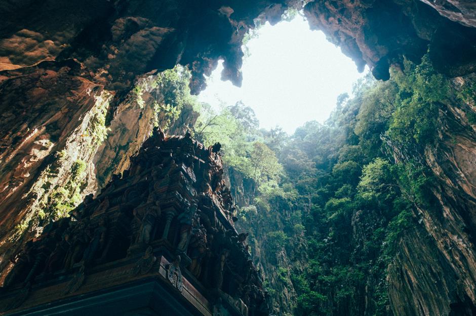 Động Batu, Malaysia peachananr/Shutterstock Chỉ c&aacute;ch Kuala Lumpur v&agrave;i dặm, Động Batu l&agrave; một phần quan trọng của lịch sử v&agrave; văn h&oacute;a Malaysia. C&oacute; bốn hang động để kh&aacute;m ph&aacute; nhưng Hang Đền l&agrave; hang lớn nhất v&agrave; phổ biến nhất.  Người ta cũng đồn rằng ch&uacute;ng c&oacute; nhện cửa sập - một lo&agrave;i nhện thực sự tạo ra cửa sập trong l&ograve;ng đất bằng đất - v&igrave; vậy h&atilde;y cẩn thận khi bước đi. 