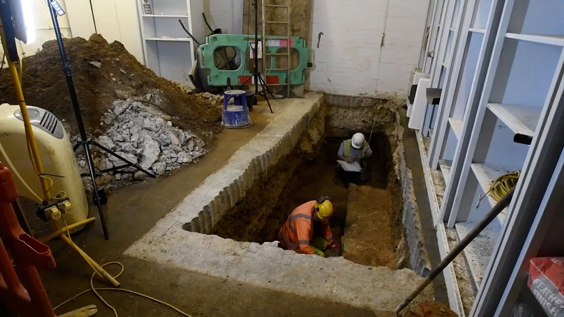 C&aacute;c nh&agrave; khảo cổ đang khai quật một hố thử nghiệm tại địa điểm b&ecirc;n dưới phố 85 Gracechurch.