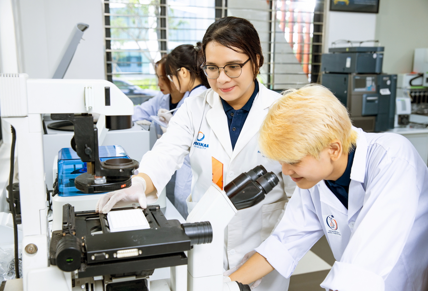 Nghi&ecirc;n cứu khoa học tại Trường đại học Phenikaa, TP H&agrave; Nội - ẢNH: Đ.K.