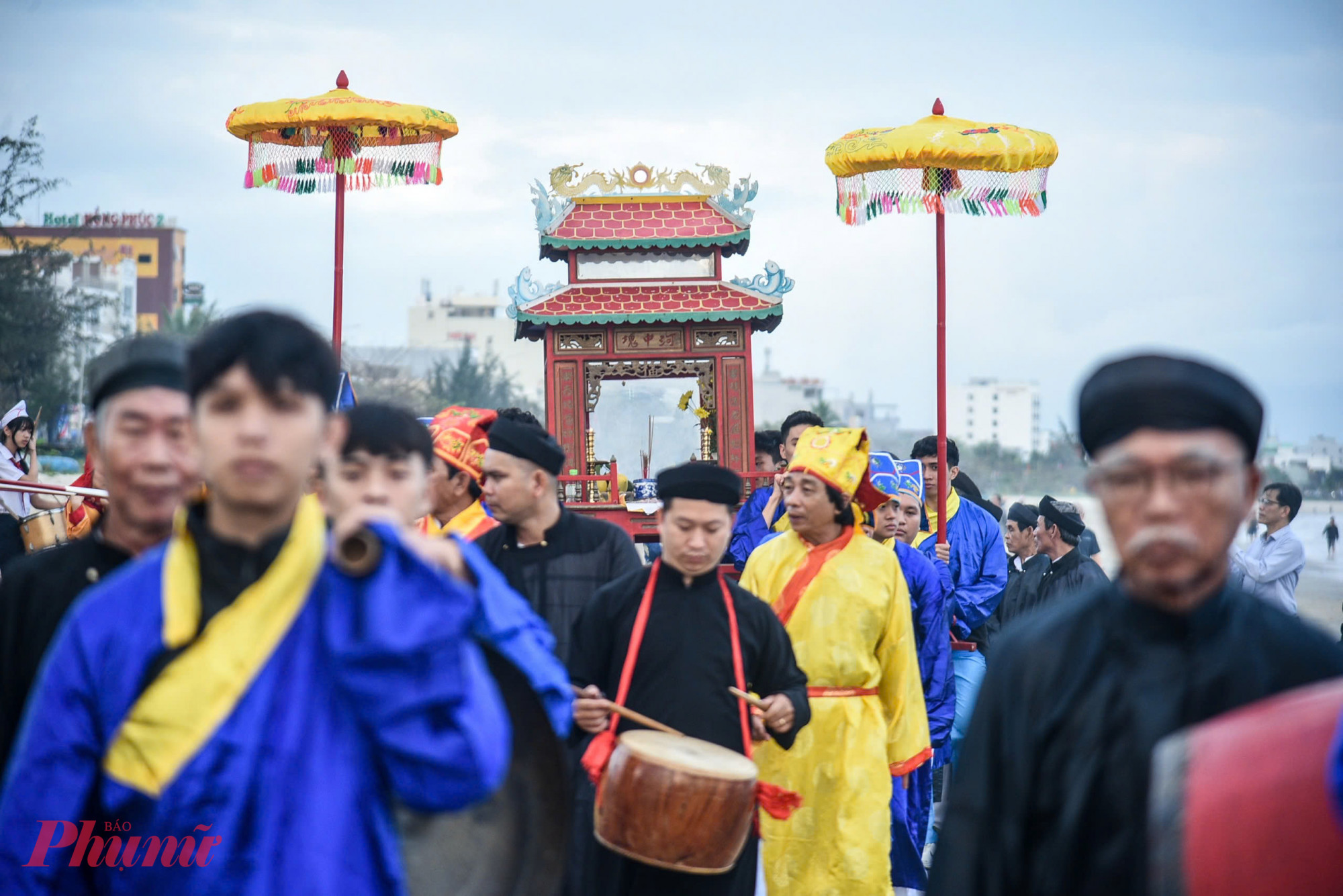 Lễ hội Cầu ngư l&agrave; một trong những lễ hội truyền thống l&acirc;u đời, l&agrave; sản phẩm văn h&oacute;a đặc trưng của cộng đồng cư d&acirc;n v&ugrave;ng biển miền Trung, cư d&acirc;n c&aacute;c l&agrave;ng ch&agrave;i ven biển Đ&agrave; Nẵng.