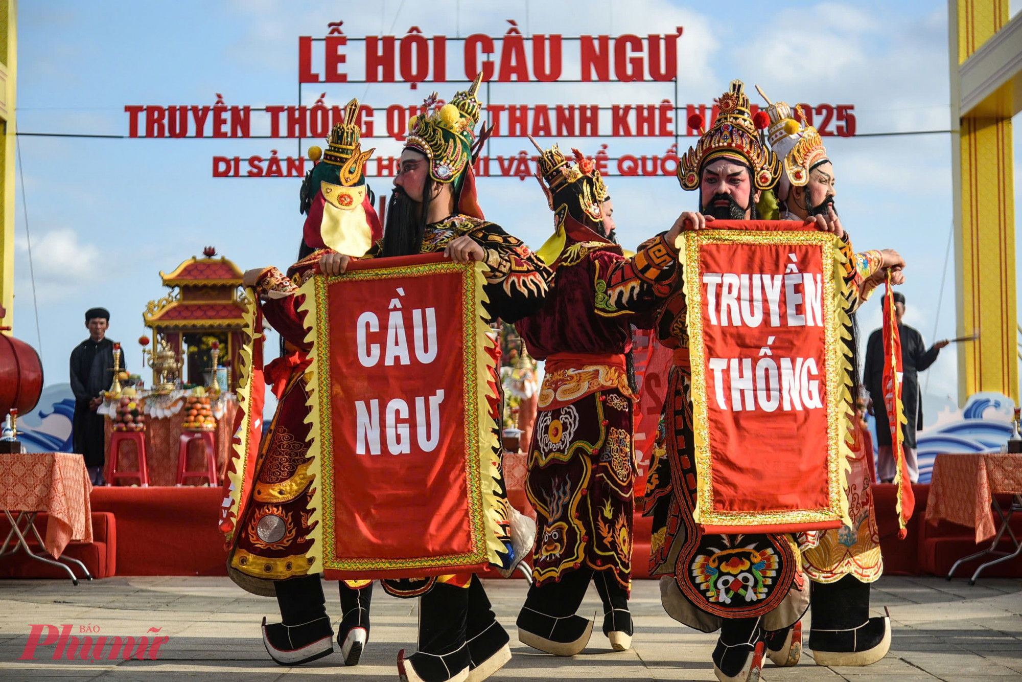 Phần lễ gồm lễ nghinh thần, lễ c&uacute;ng tế rước Ng&agrave;i Nam Hải Thượng đẳng thần tại b&atilde;i biển, m&uacute;a cờ tr&igrave;nh tường, lễ cầu an v&agrave; nghi lễ c&uacute;ng tạ. 
