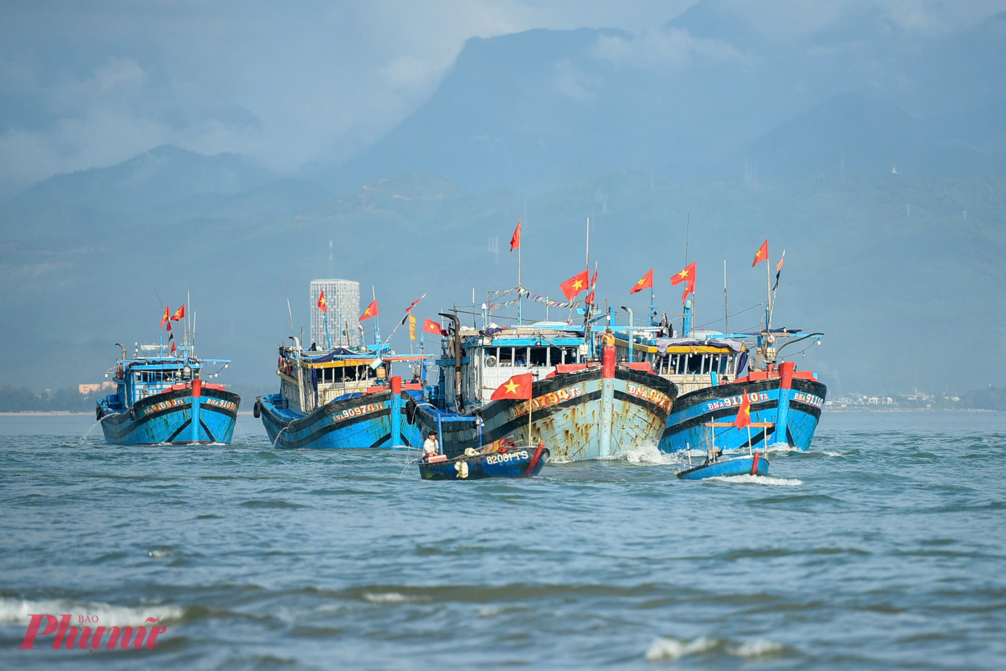 Lễ hội Cầu ngư truyền thống g&oacute;p phần bảo tồn c&aacute;c gi&aacute; trị t&acirc;m linh, t&iacute;n ngưỡng, lịch sử truyền thống, văn h&oacute;a - nghệ thuật, x&aacute;c lập chủ quyền biển đảo&hellip; Lễ hội đề cao gi&aacute; trị cố kết cộng đồng trong đời sống hiện đại, điểm hẹn văn h&oacute;a đặc sắc cho du kh&aacute;ch muốn t&igrave;m hiểu, trải nghiệm cuộc sống của người d&acirc;n địa phương.