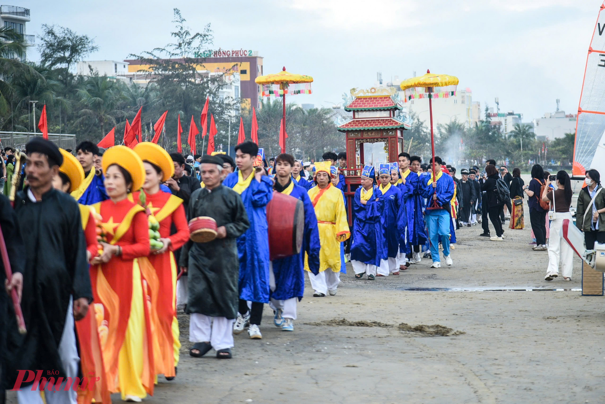 Phần hội được tổ chức nhiều hoạt động mang đậm t&iacute;nh d&acirc;n gian của l&agrave;ng ch&agrave;i như: đan lưới, g&aacute;nh c&aacute;, ngo&aacute;y th&uacute;ng, ẩm thực &ldquo;hương vị biển&rdquo;; h&aacute;t tuồng, h&ocirc; hội b&agrave;i ch&ograve;i v&agrave; những m&ocirc;n thể thao vận động tr&ecirc;n biển như biểu diễn thuyền Sup, thuyền Kzal... 