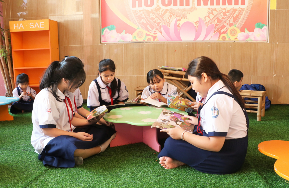 Học sinh Trường tiểu học Đặng Trần C&ocirc;n (quận 4) đọc s&aacute;ch sau giờ tan trường