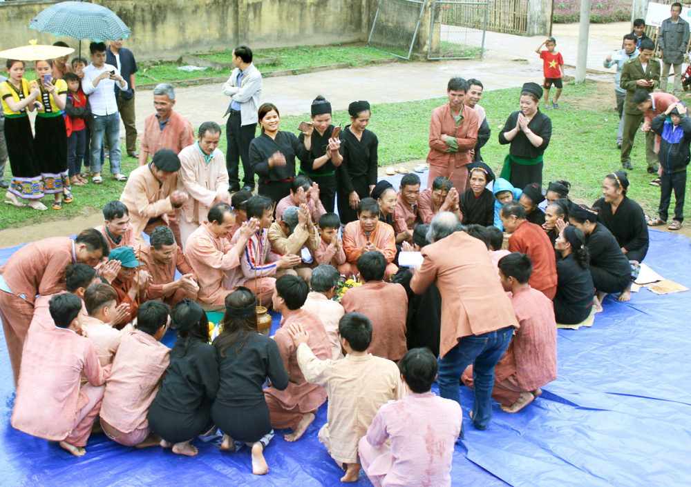 Người Ơ Đu tổ chức lễ đ&oacute;n tiếng sấm ngo&agrave;i trời với quan niệm thần linh dễ nghe được lời thỉnh cầu của m&igrave;nh hơn  - ẢNH: HỒ H&Agrave;