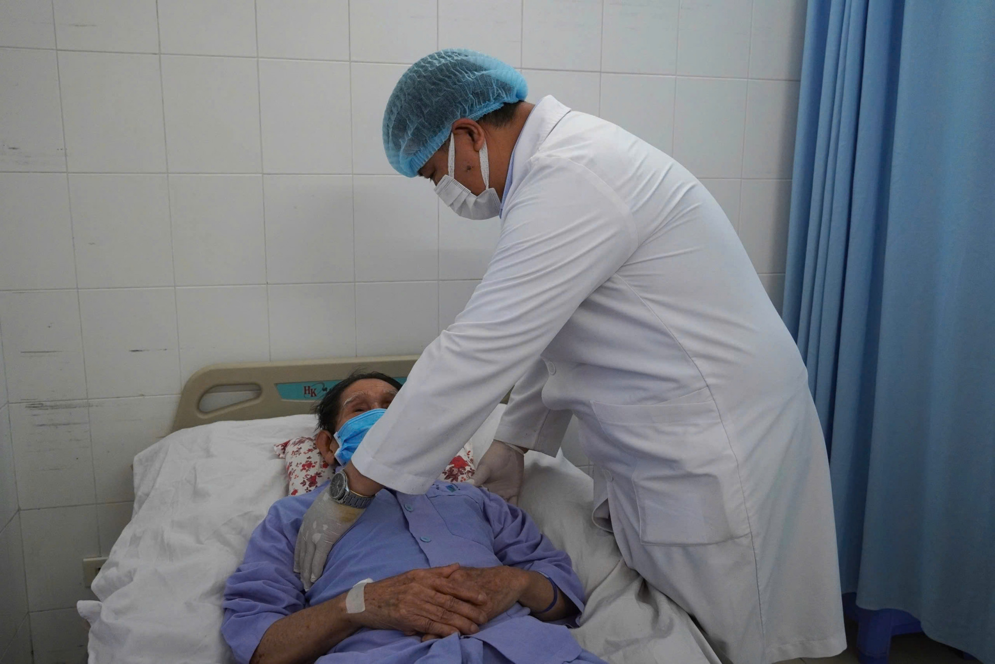 C&aacute;c b&aacute;c sĩ chăm s&oacute;c cho cụ &ocirc;ng P. T. N. (99 tuổi, ngụ tỉnh Đồng Th&aacute;p)