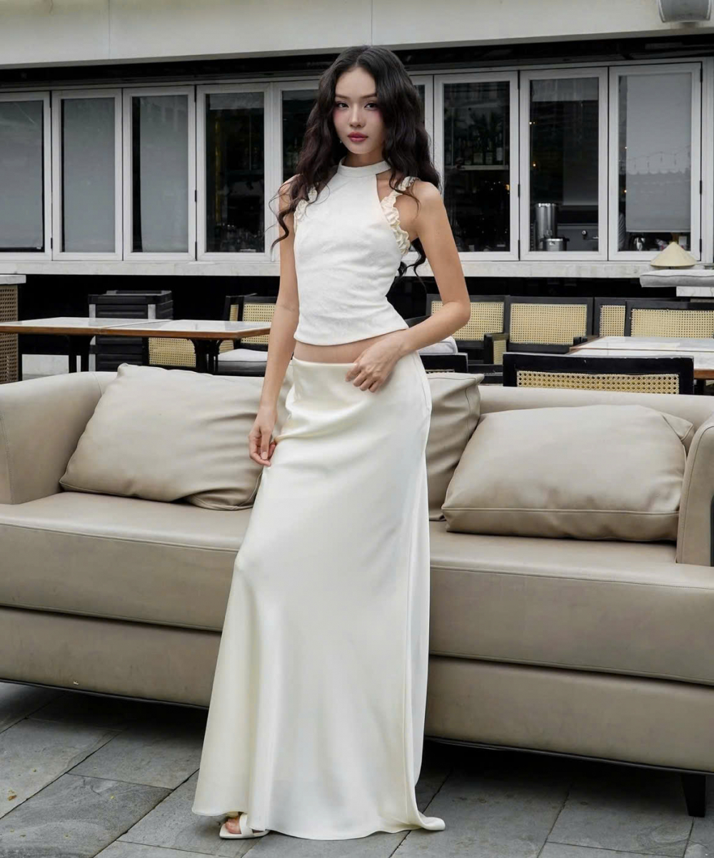 Nếu gu của bạn kh&ocirc;ng phải l&agrave; những chiếc đầm lụa được thiết kế sẵn th&igrave; bạn c&oacute; thể diện cho m&igrave;nh một chiếc ch&acirc;n v&aacute;y lụa để dễ d&agrave;ng kết hợp c&ugrave;ng c&aacute;c kiểu &aacute;o kh&aacute;c nhau. Ch&acirc;n v&aacute;y lụa dễ d&agrave;ng kết hợp với nhiều kiểu &aacute;o kh&aacute;c nhau, từ &aacute;o sơ mi thanh lịch, &aacute;o thun đơn giản đến &aacute;o crop top trẻ trung. D&ugrave; l&agrave; đi l&agrave;m, dạo phố hay tham gia tiệc tối, ch&acirc;n v&aacute;y lụa lu&ocirc;n mang lại sự nữ t&iacute;nh v&agrave; nổi bật cho người mặc. C&aacute;c mẫu ch&acirc;n v&aacute;y lụa với gam m&agrave;u nhẹ nh&agrave;ng như pastel, trắng, hay họa tiết hoa nhẹ nh&agrave;ng đang cực kỳ hot, mang đến vẻ đẹp tựa như cơn gi&oacute; m&ugrave;a h&egrave; m&aacute;t l&agrave;nh.