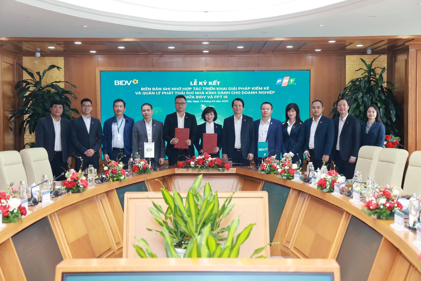 B&agrave; Đỗ Thị Thanh Huyền - Gi&aacute;m đốc Ban Ch&iacute;nh s&aacute;ch sản phẩm b&aacute;n bu&ocirc;n BIDV v&agrave; &ocirc;ng Đ&agrave;o Hồng Giang - Gi&aacute;m đốc Khối T&agrave;i ch&iacute;nh Ng&acirc;n h&agrave;ng FPT IS - đại diện 2 đơn vị k&yacute; kết Bi&ecirc;n bản ghi nhớ - Ảnh: BIDV