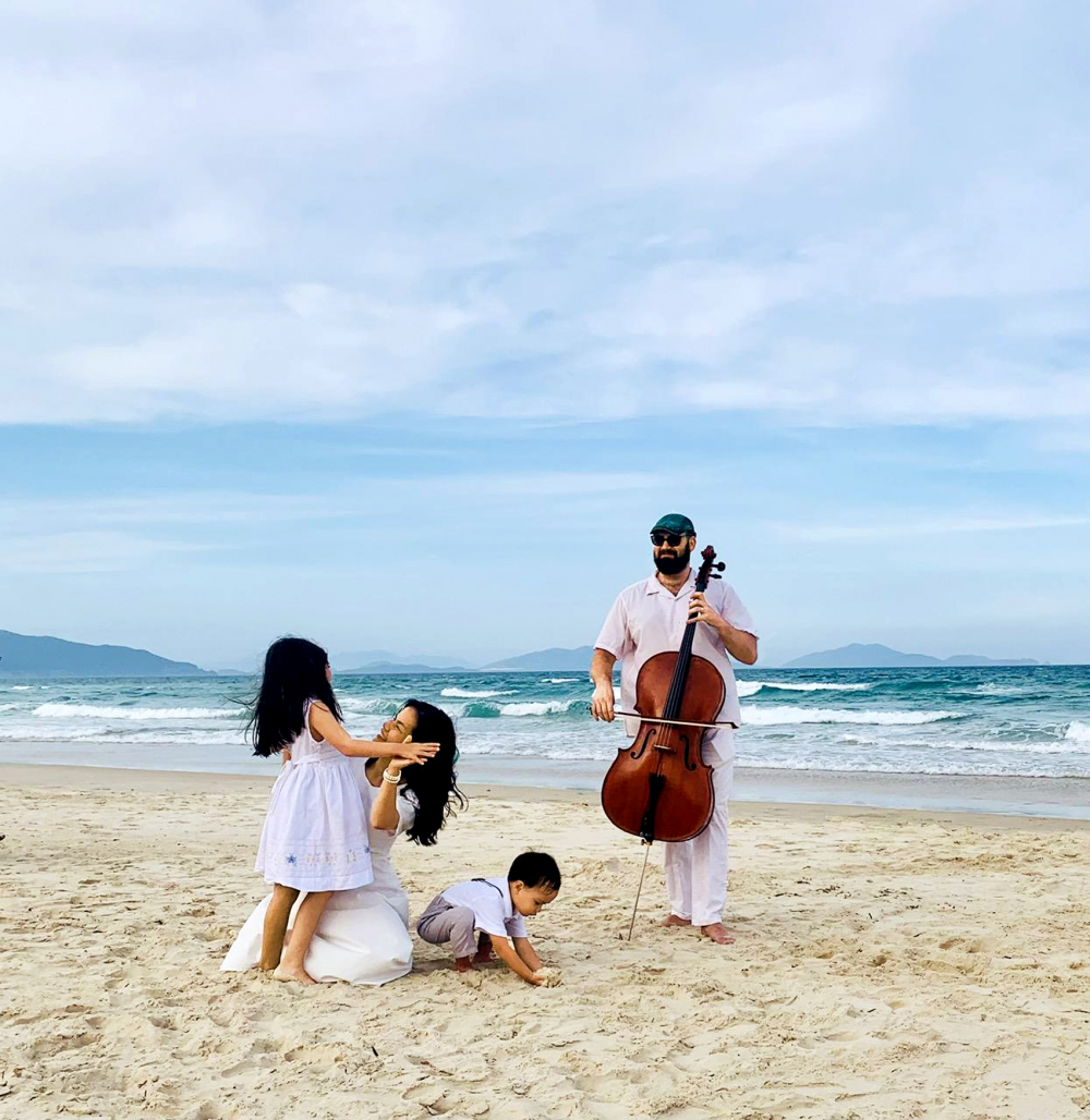 Ba chơi đ&agrave;n cello v&agrave; 3 mẹ con m&uacute;a tr&ecirc;n biển mừng sinh nhật con g&aacute;i v&agrave;o tết năm 2025  - Ảnh do nh&acirc;n vật cung cấp