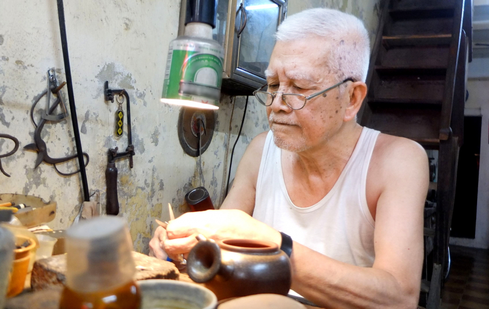 &Ocirc;ng Nguyễn Ch&iacute; Th&agrave;nh - người l&agrave;ng Định C&ocirc;ng l&agrave;m nghề kim ho&agrave;n đời thứ tư tr&ecirc;n phố H&agrave;ng Bạc
