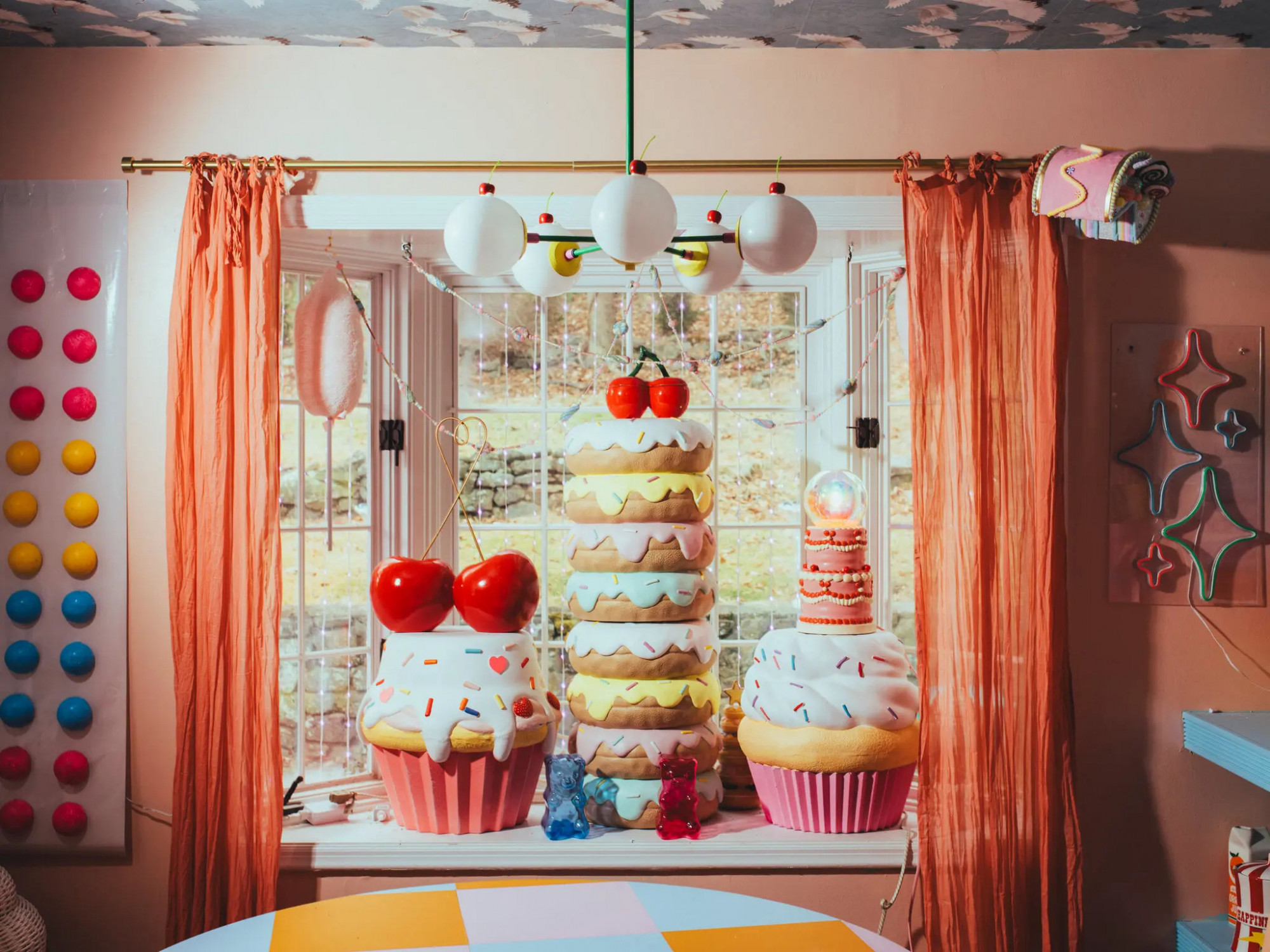 Sau quả d&acirc;u t&acirc;y, Carmack đ&atilde; sưu tập th&ecirc;m những chiếc b&aacute;nh v&ograve;ng, cupcakes v&agrave; b&aacute;nh kem để trang tr&iacute; cho căn ph&ograve;ng. Ảnh: NYT