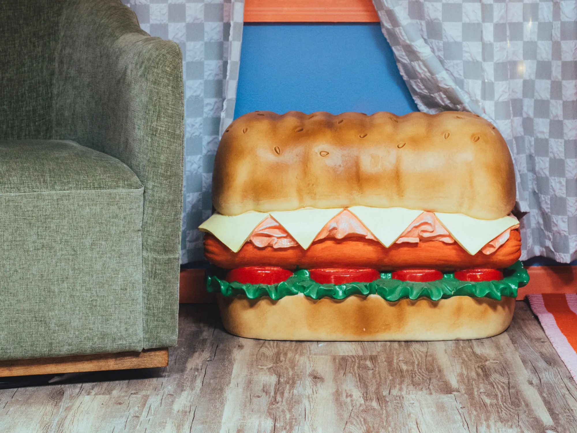 V&agrave; một chiếc ghế burger khổng lồ kh&aacute;c. Ảnh: NYT