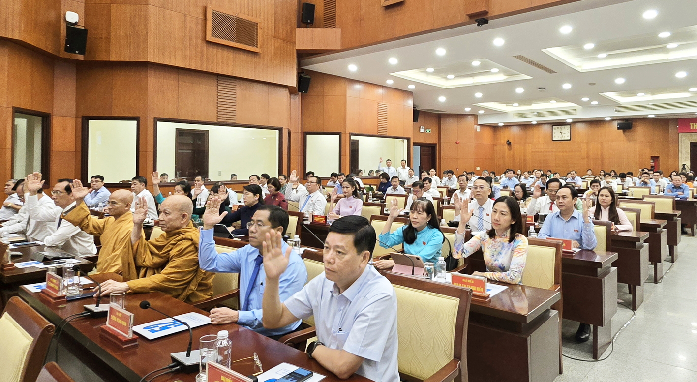 C&aacute;c đại biểu biểu quyết th&ocirc;ng qua c&aacute;c nghị quyết