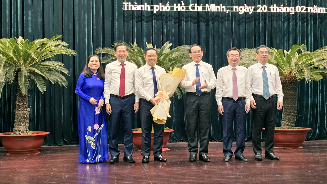 L&atilde;nh đạo TPHCM tặng hoa ch&uacute;c mừng  t&acirc;n Chủ tịch UBND TPHCM Nguyễn Văn Được