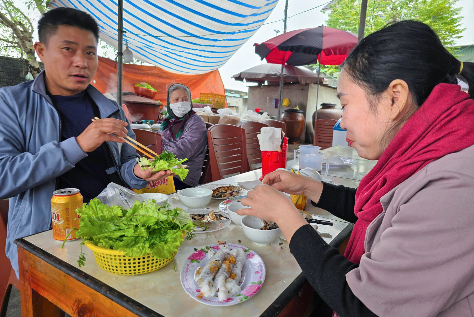 Anh Nguyễn Văn Quỳnh (tr&uacute; TP Vinh, tỉnh Nghệ An) cho biết, thưởng thức c&aacute; tr&iacute;ch nướng tuyệt vời nhất l&agrave; khi c&aacute; vừa nướng ch&iacute;n, thịt c&ograve;n n&oacute;ng ấm, dậy m&ugrave;i thơm v&agrave; lan tỏa giữa tiết trời se lạnh.