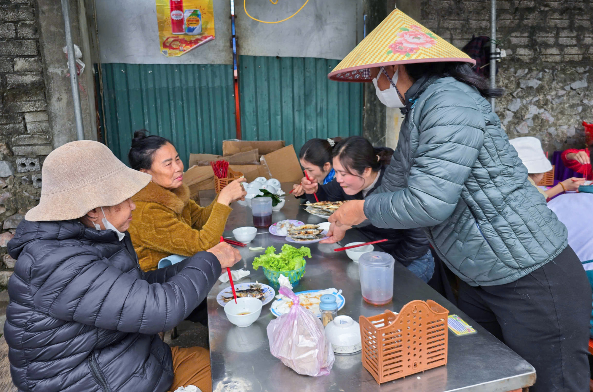 Nhiều sạp nướng c&aacute; kh&aacute; đơn giản, song vẫn lu&ocirc;n tấp nập du kh&aacute;ch gh&eacute; v&agrave;o thưởng thức c&aacute; tr&iacute;ch nướng.