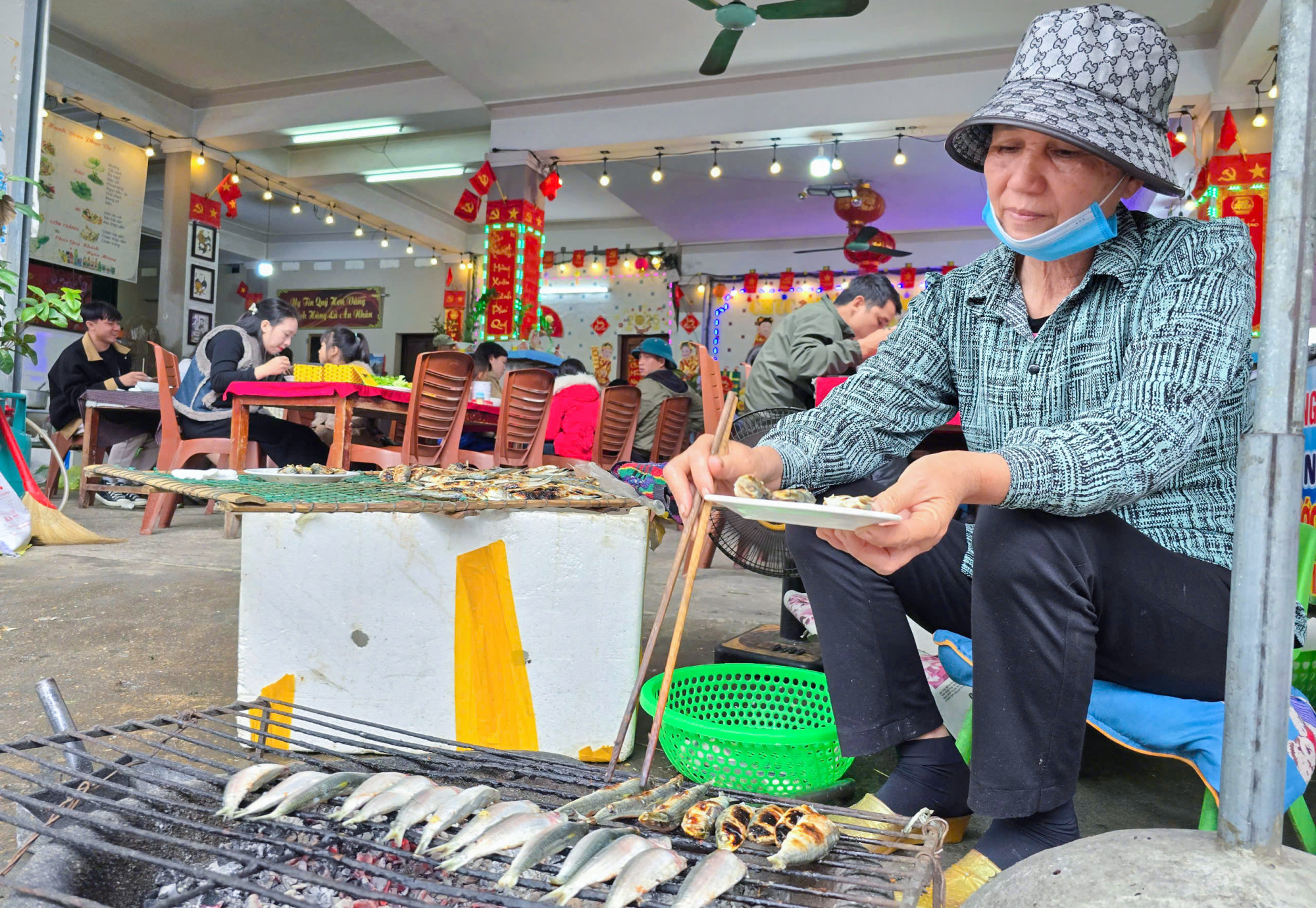 B&agrave; Nguyễn Thị Xu&acirc;n (63 tuổi, tr&uacute; phường Quỳnh Phương) cho biết, c&aacute; tr&iacute;ch đầu m&ugrave;a nướng than hoa c&oacute; thịt ngon, vị ngọt, b&eacute;o v&agrave; bổ dưỡng n&ecirc;n lu&ocirc;n hấp dẫn du kh&aacute;ch. Từ tết Nguy&ecirc;n đ&aacute;n đến nay, trung b&igrave;nh mỗi ng&agrave;y b&agrave; nướng từ 60-80kg c&aacute; tr&iacute;ch, cao điểm c&oacute; ng&agrave;y cả 100kg để phục vụ du kh&aacute;ch về đền Cờn v&atilde;n cảnh.