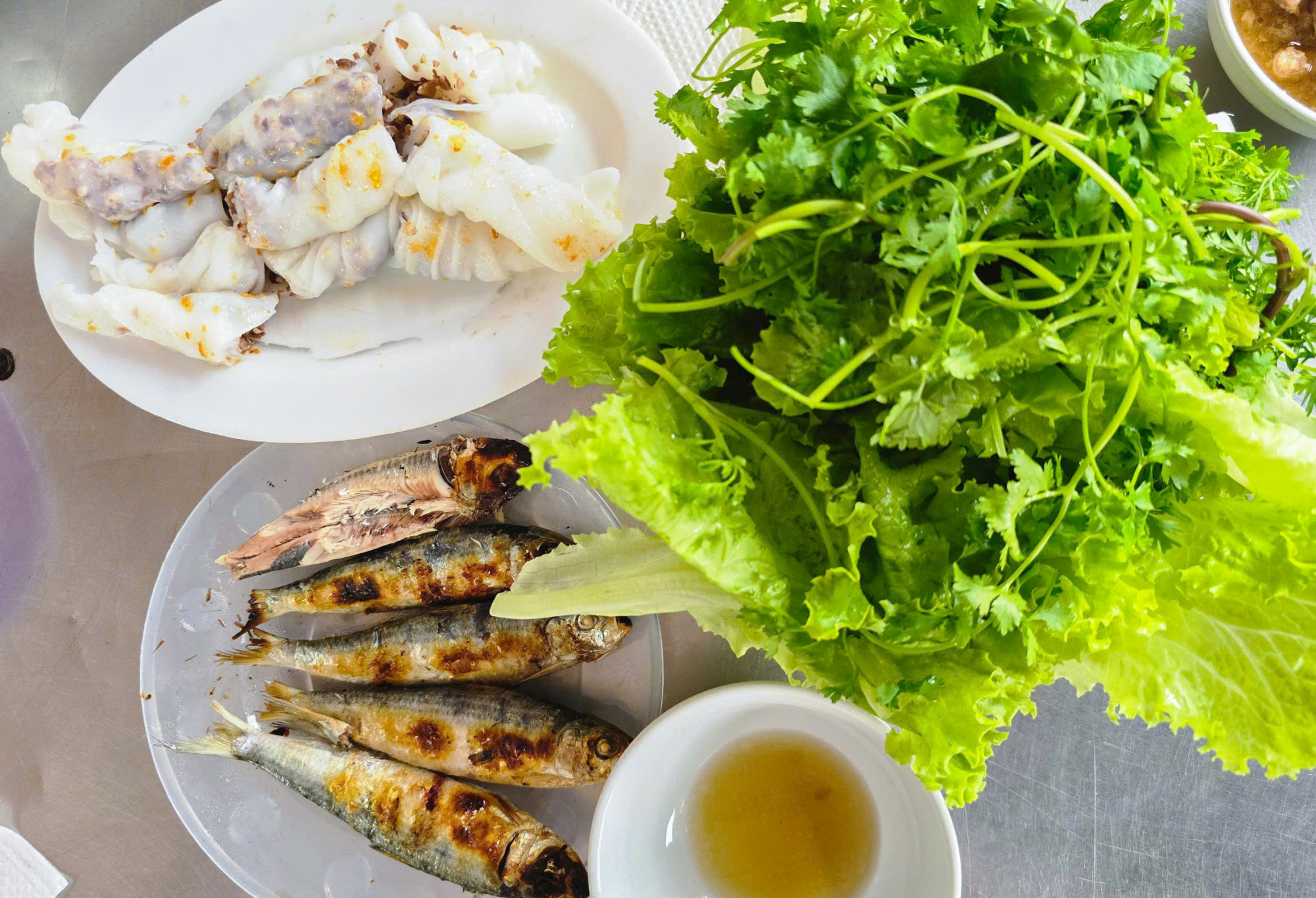 C&aacute; tr&iacute;ch nướng than hoa c&oacute; thể ăn c&ugrave;ng với b&aacute;nh mướt, b&uacute;n sợi c&ugrave;ng c&aacute;c loại rau gia vị, l&aacute; sung, khế chua v&agrave; chấm nước mắm. Trong đ&oacute;, c&aacute; tr&iacute;ch nướng k&egrave;m b&aacute;nh mướt n&oacute;ng đ&atilde; trở th&agrave;nh m&oacute;n ăn đặc sản mang đậm đ&agrave; hương vị ở ng&ocirc;i đền linh thi&ecirc;ng nhất xứ Nghệ n&agrave;y.