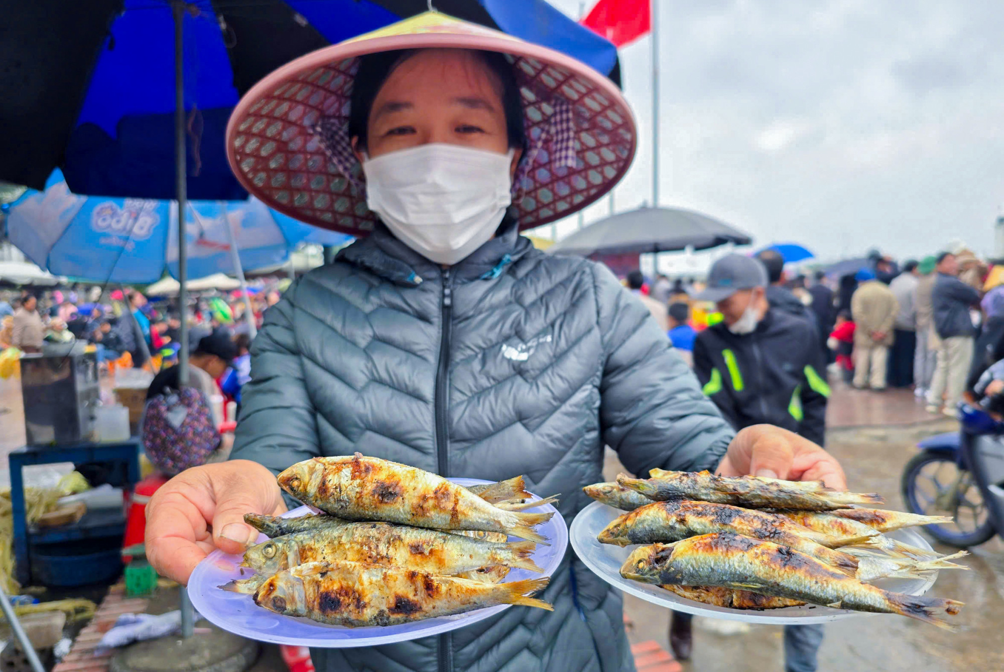 Những ng&agrave;y đầu năm, đền Cờn (phường Quỳnh Phương, thị x&atilde; Ho&agrave;ng Mai, tỉnh Nghệ An) lu&ocirc;n tấp nập du kh&aacute;ch thập phương. Ngo&agrave;i d&acirc;ng hương cầu an, v&atilde;n cảnh, nhiều du kh&aacute;ch c&ograve;n tranh thủ gh&eacute; v&agrave;o c&aacute;c sạp c&aacute; nướng để thưởng thức m&oacute;n c&aacute; tr&iacute;ch nướng - một đặc sản nổi tiếng ở c&aacute;c l&agrave;ng ch&agrave;i xứ Nghệ.