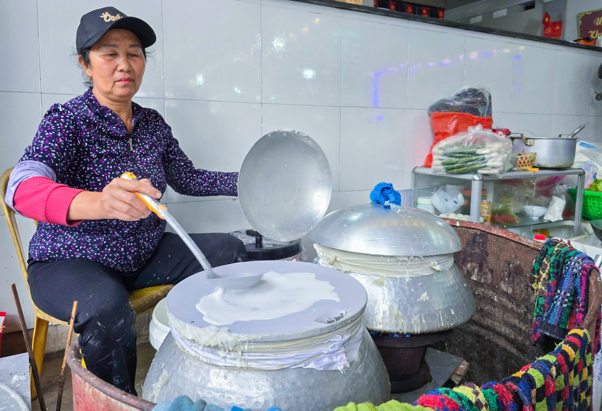 Khi m&oacute;n c&aacute; tr&iacute;ch nướng ăn k&egrave;m b&aacute;nh mướt n&oacute;ng đắt kh&aacute;ch, những người tr&aacute;ng b&aacute;nh mướt quanh đền Cờn cũng phải tất bật từ s&aacute;ng đến tối. B&agrave; Hồ Thị Hạnh (62 tuổi, tr&uacute; phường Quỳnh Phương) cho biết, gần 1 th&aacute;ng qua, trung b&igrave;nh mỗi ng&agrave;y b&agrave; xay gần 100kg gạo để tr&aacute;ng b&aacute;nh mướt.