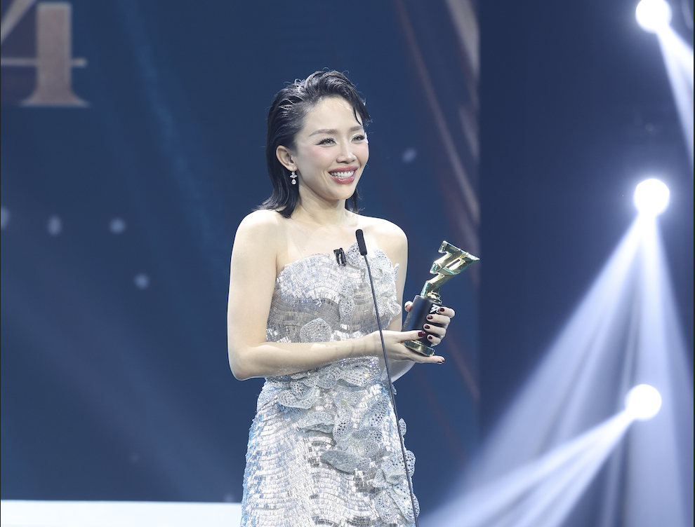 Ca sĩ T&oacute;c Ti&ecirc;n - người vừa gi&agrave;nh chiến thắng trong show Chị đẹp đạp gi&oacute; rẽ s&oacute;ng 2024 sẽ đồng h&agrave;nh với c&aacute;c t&acirc;n binh trong show T&acirc;n binh to&agrave;n năng