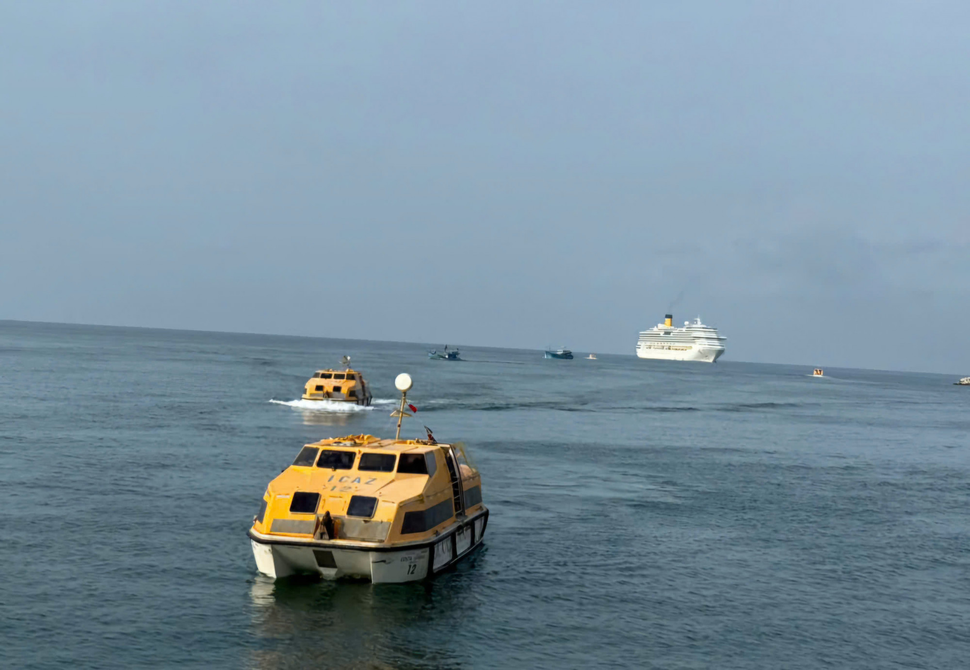 Mặc d&ugrave; cảng đ&atilde; đ&oacute;n được t&agrave;u, nhưng t&agrave;u vẫn neo đậu từ xa v&agrave; tăng bo bằng thuyền nhỏ v&agrave;o bờ - Ảnh CTV