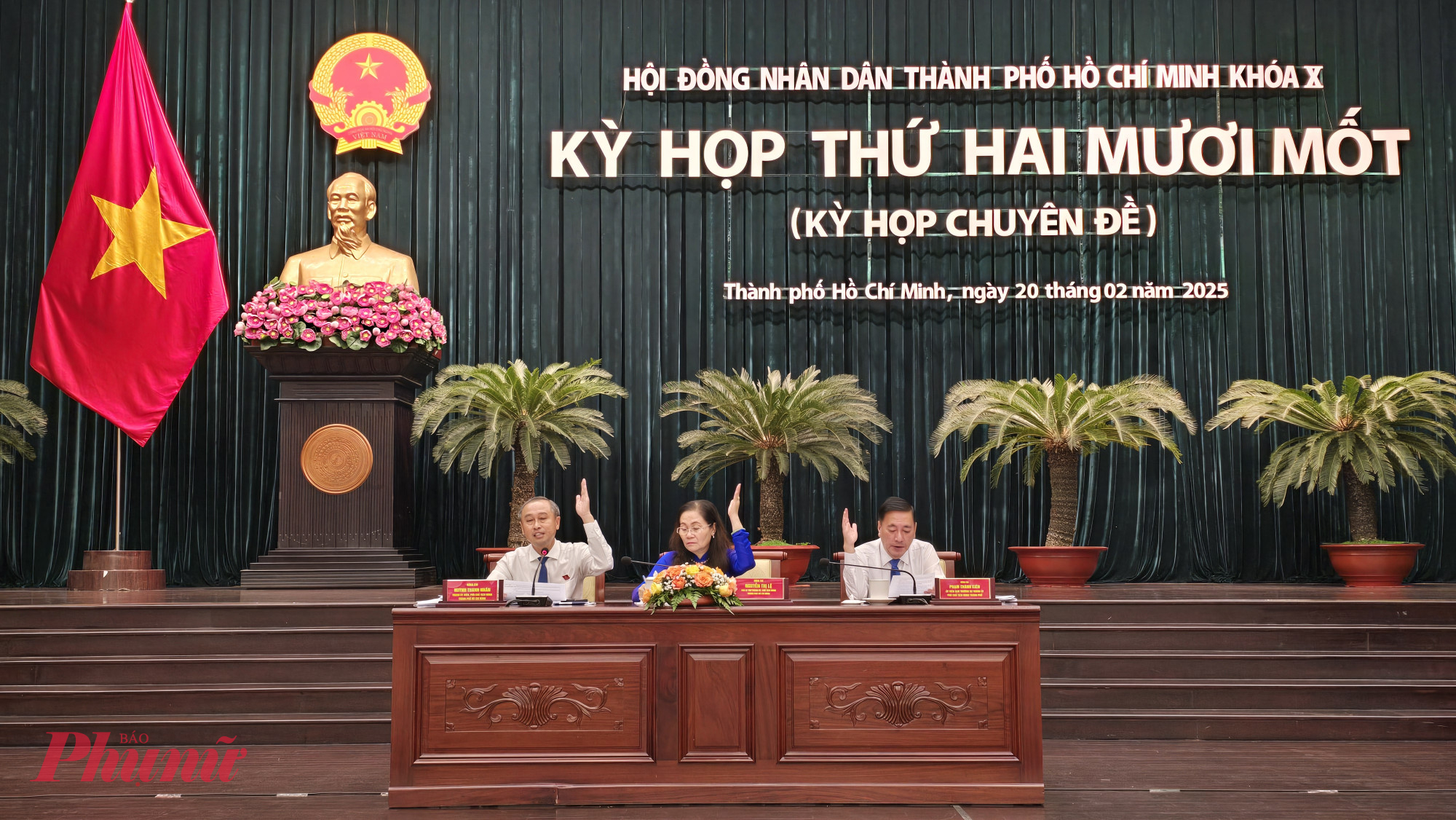 HĐND TPHCM th&ocirc;ng qua Tờ tr&igrave;nh quy định về chế độ hỗ trợ th&ecirc;m đối với c&aacute;n bộ, c&ocirc;ng chức, vi&ecirc;n chức, người lao động khi thực hiện sắp xếp tổ chức bộ m&aacute;y, cơ cấu lại v&agrave; sắp xếp đơn vị h&agrave;nh ch&iacute;nh