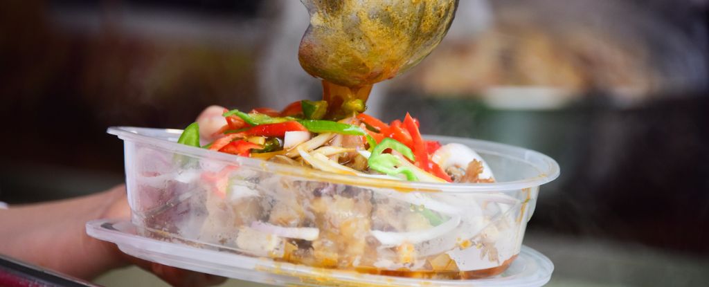 Hộp nhựa đựng thực phẩm c&oacute; thể l&agrave; nguồn ph&aacute;t t&aacute;n c&aacute;c vi nhựa v&agrave; chất phụ gia nguy hiểm