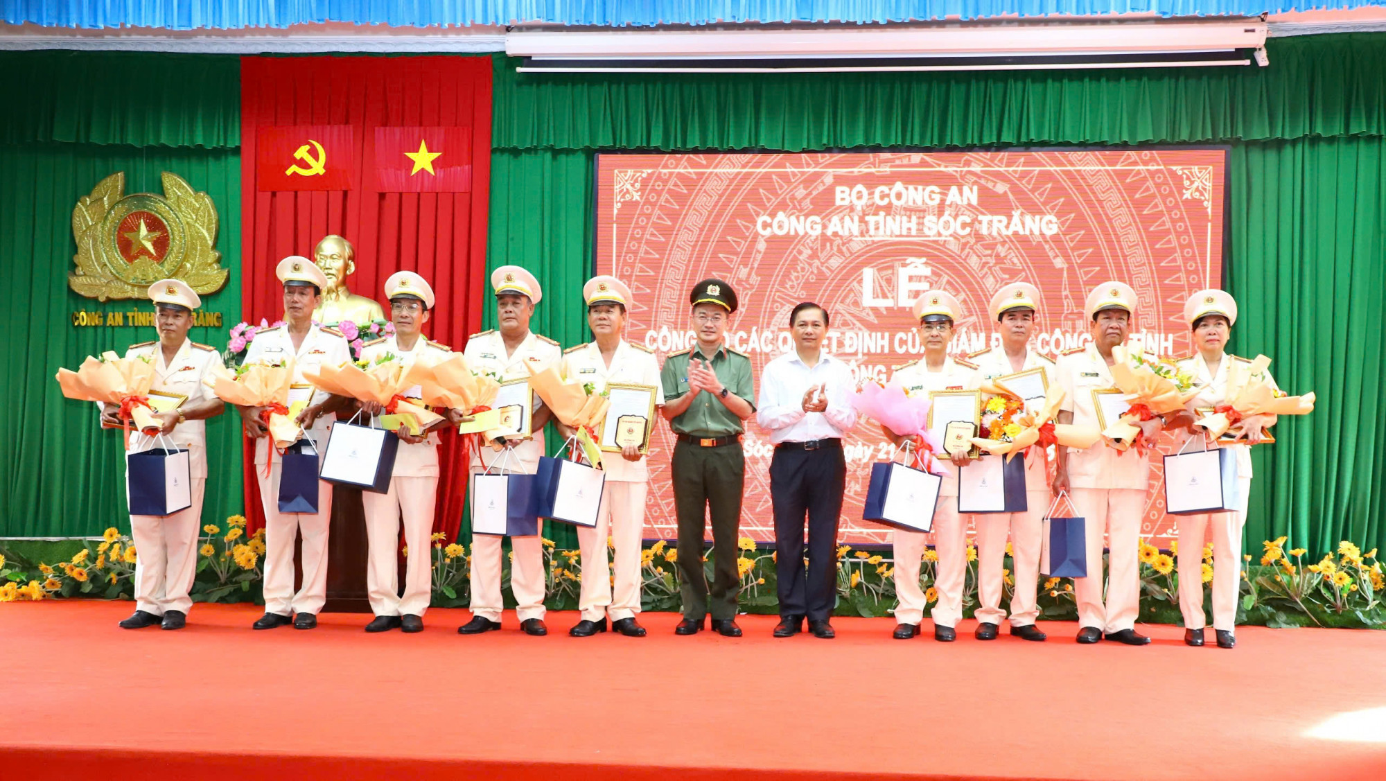 L&atilde;nh đạo UBND tỉnh S&oacute;c Trăng v&agrave; C&ocirc;ng an tỉnh trao quyết định nghỉ hưu trước cho 30 l&atilde;nh đạo cấp ph&ograve;ng, tương đương v&agrave; cấp đội - Ảnh CACC