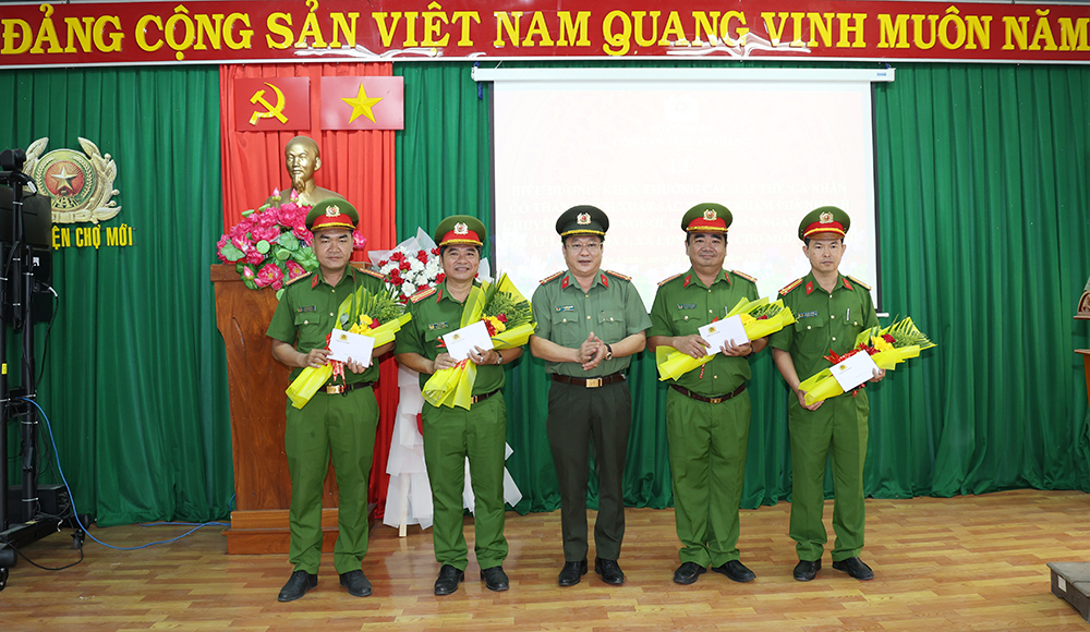 Đại t&aacute; L&acirc;m Phước Nguy&ecirc;n - Gi&aacute;m đốc C&ocirc;ng an tỉnh An Giang trao thưởng n&oacute;ng  cho 4 tập thể. Ảnh: Tiến Tầm 