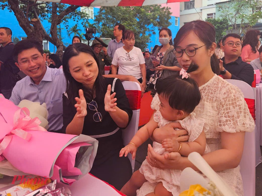 B&aacute;c sĩ Đỗ Nguy&ecirc;n T&iacute;n (b&igrave;a phải) v&agrave; b&aacute;c sĩ Đỗ Thị Cẩm Giang nhận hoa từ gia đ&igrave;nh b&eacute; Lưu Nguyễn Hương Giang - Em b&eacute; trong ca can thiệp tim b&agrave;o thai thứ 2 tại Việt Nam