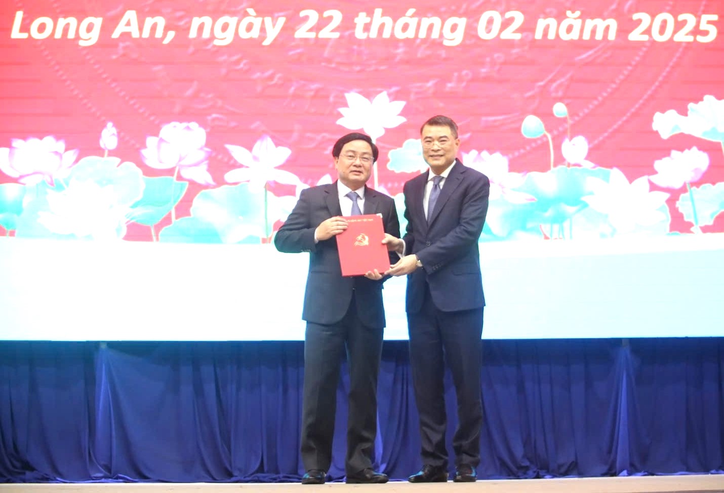 &ocirc;ng L&ecirc; Minh Hưng - Ủy vi&ecirc;n Bộ Ch&iacute;nh trị, B&iacute; thư Trung ương Đảng, Trưởng ban Tổ chức Trung ương ch&uacute;c mừng t&acirc;n B&iacute; thư Tỉnh ủy Long An.