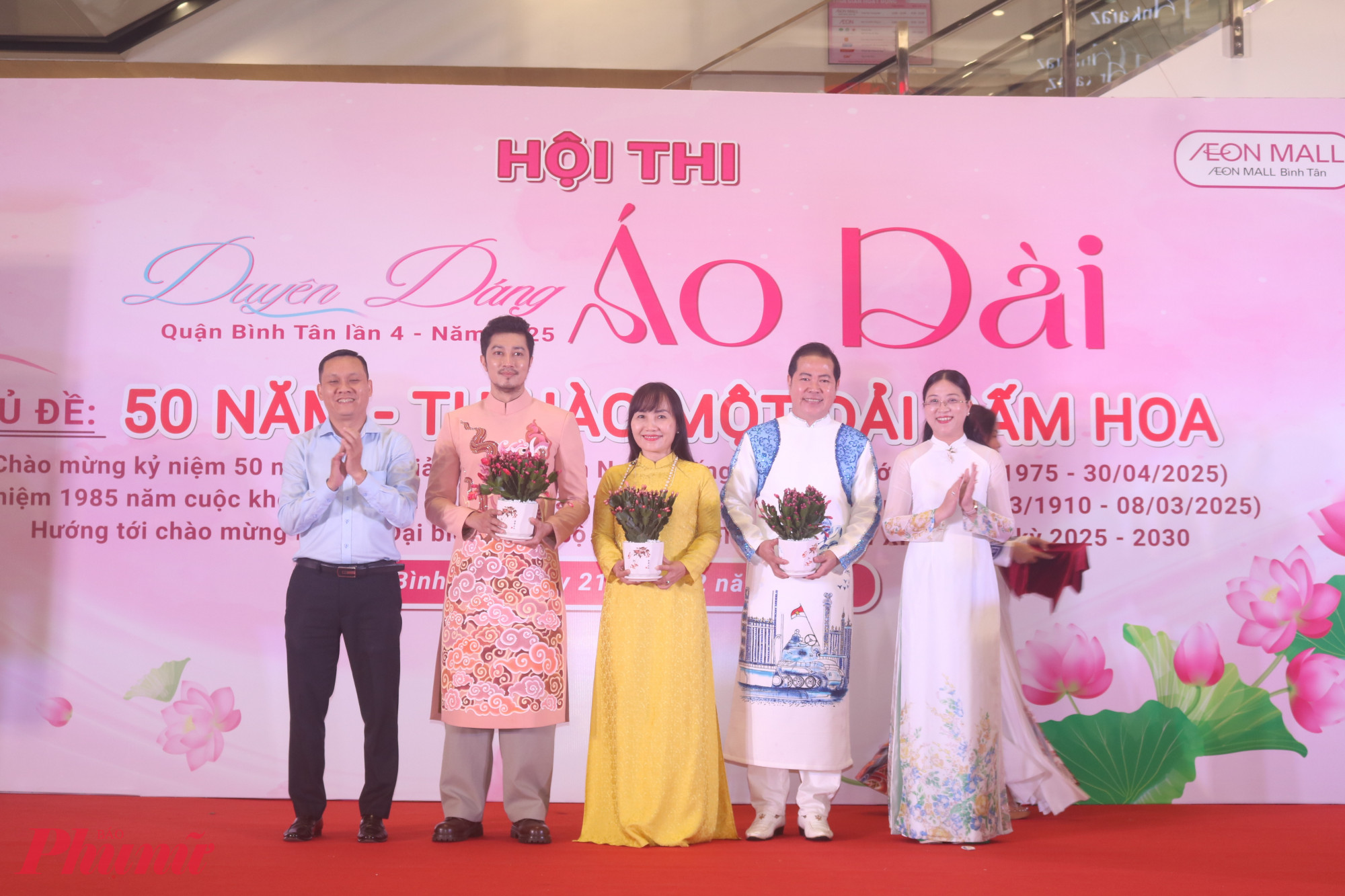 Ban tổ chức trao hoa cảm ơn ban gi&aacute;m khảo hội thi. 