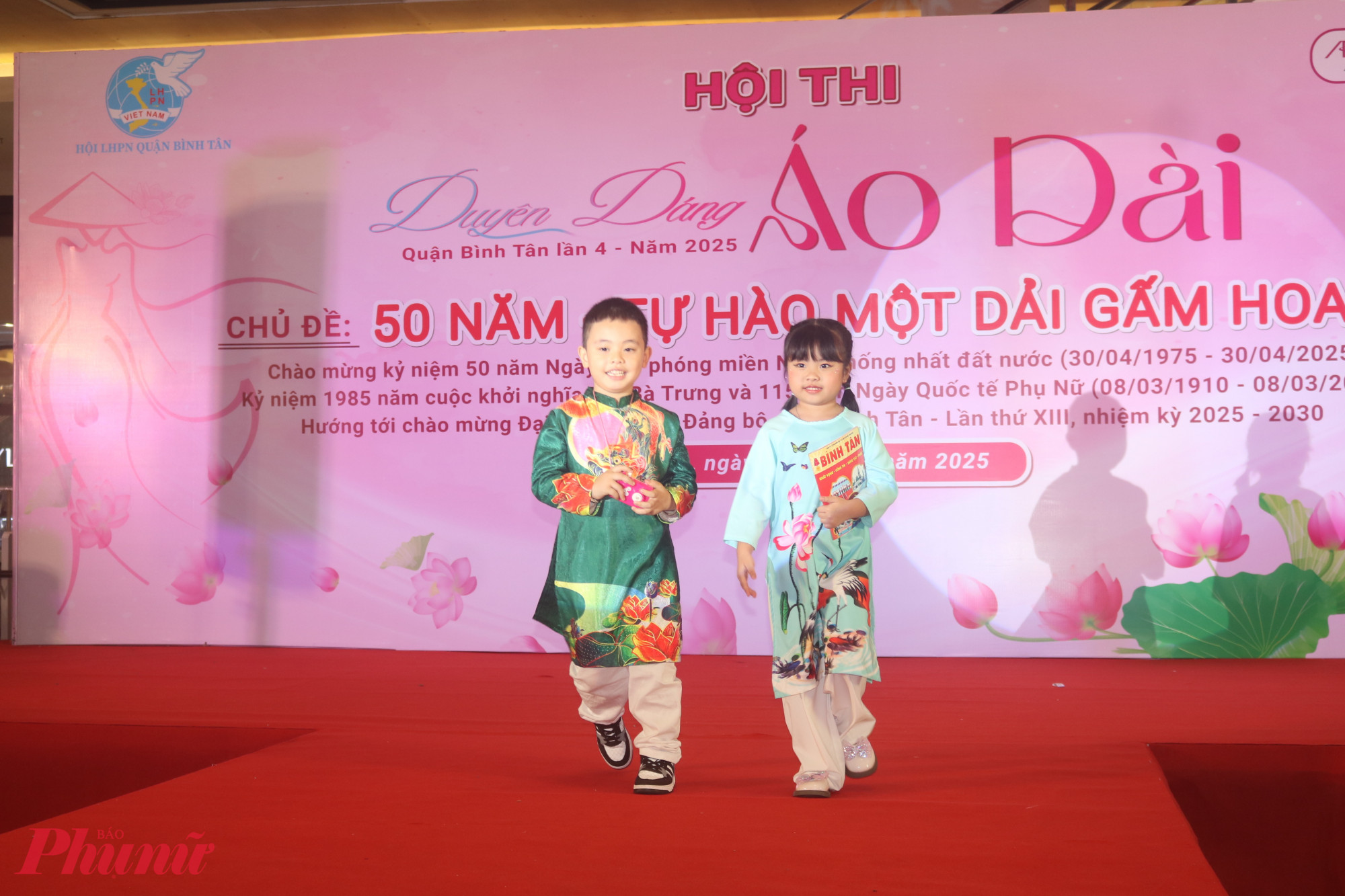 Th&iacute; sinh nh&iacute; tạo điểm nhấn cho hội thi bởi biểu cảm dễ thương. 