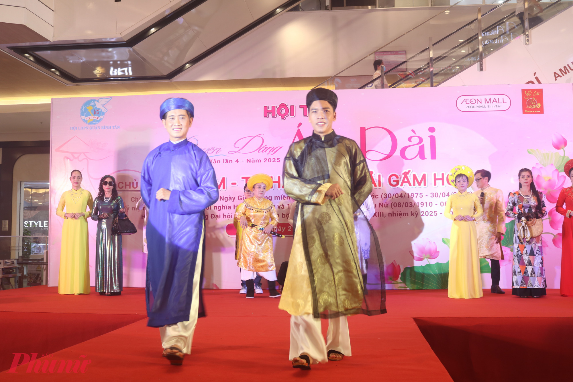 C&aacute;c th&iacute; sinh nam nhiệt t&igrave;nh tham gia hội thi.