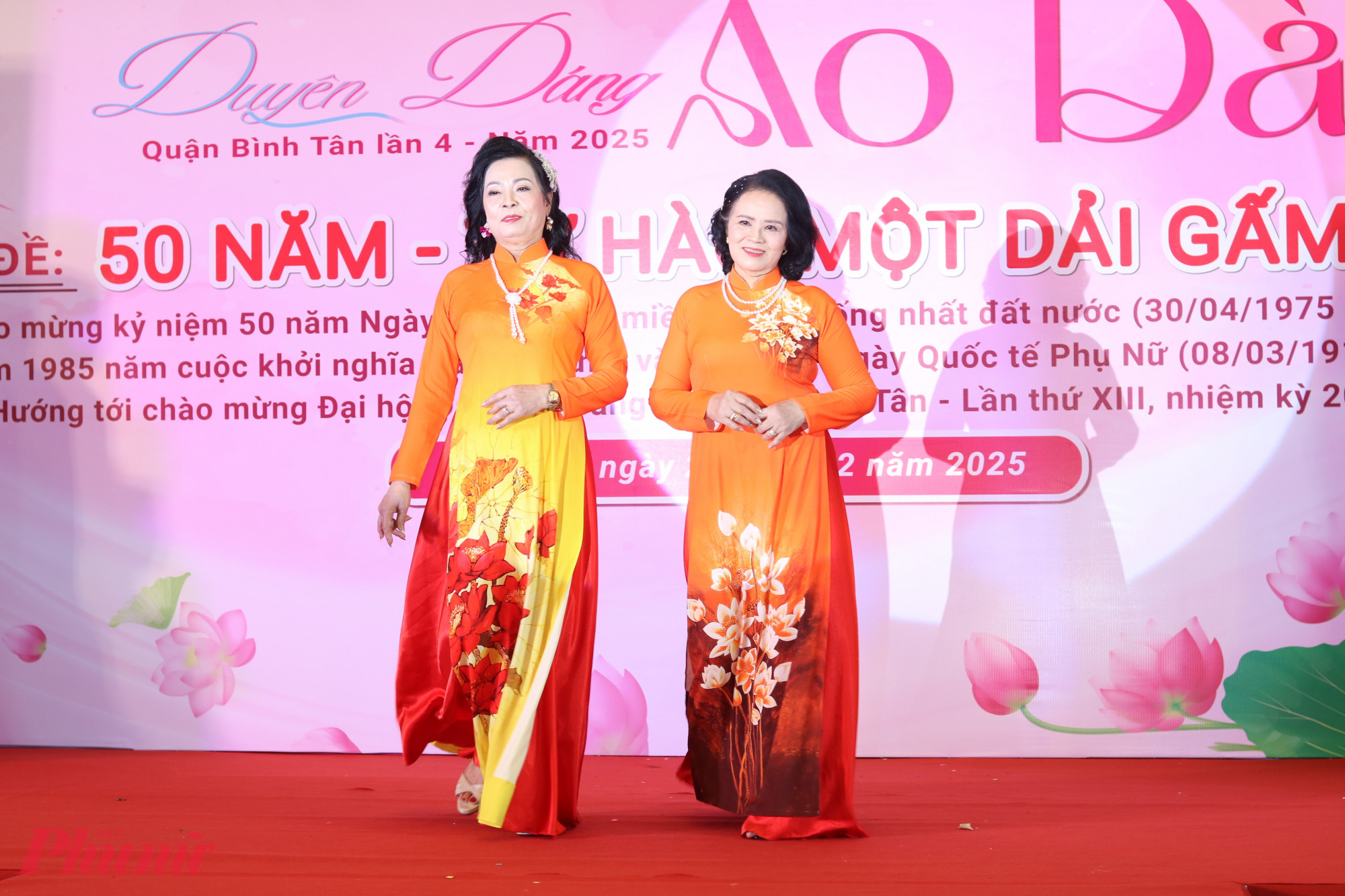 Th&iacute; sinh mọi lứa tuổi tự tin tr&igrave;nh diễn với trang phục &aacute;o d&agrave;i.